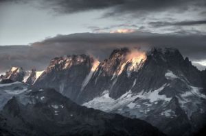 Voir le détail de cette oeuvre: Lever de soleil sur le massif du Mont Blanc